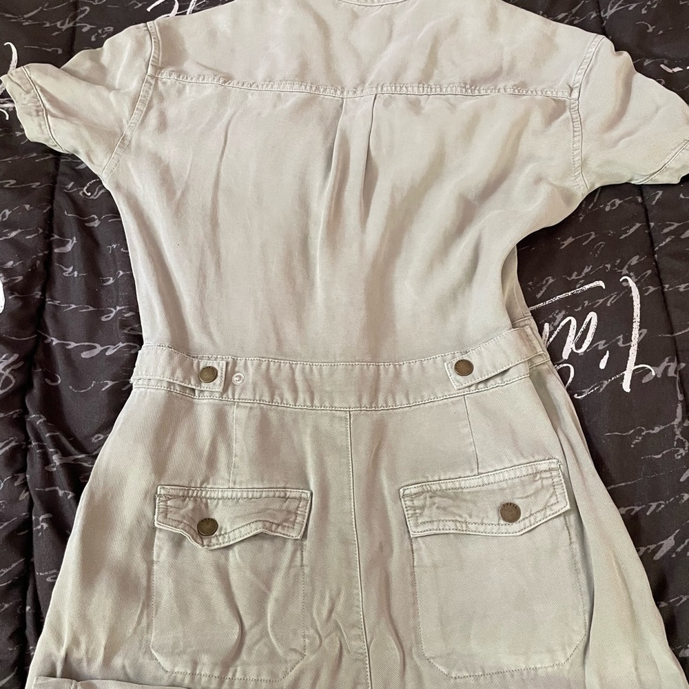 Cargo inspired, short sleeve woven jumpsuit.
Size S